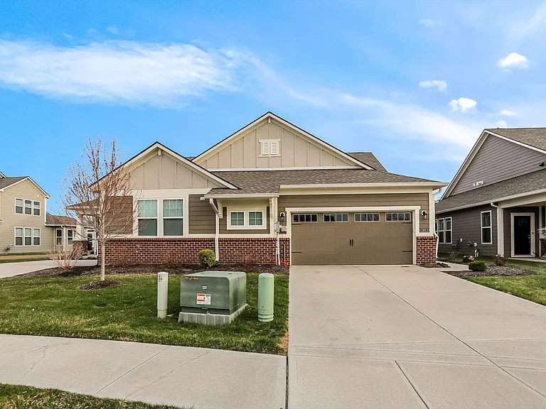 1659 Dewey Dr — Photo 2