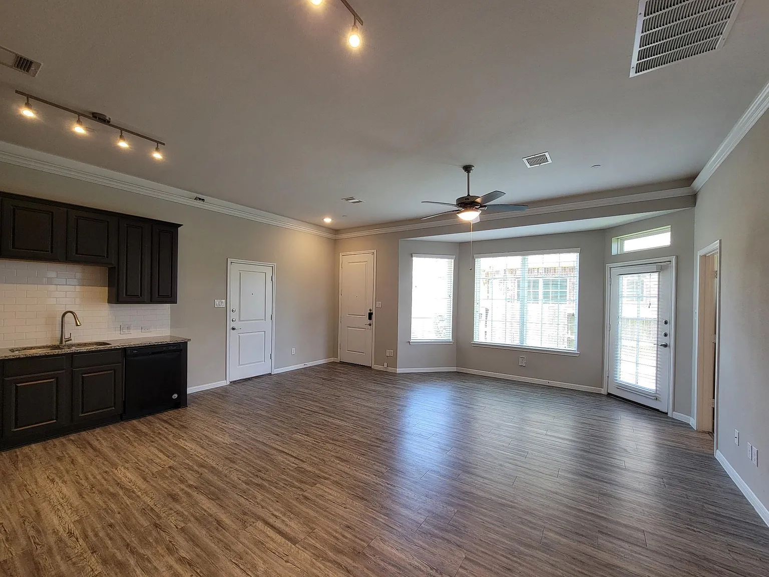 4 bed, 3.5 bath, 2247 sqft, $2,585 — Photo 3