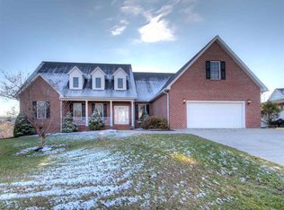 4002 Ridgeview Ln, Hurricane, WV 25526