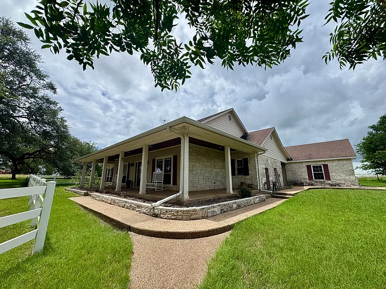 465 Austin Hines Dr — Photo 1