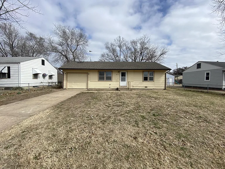 877 Windsor Dr — Photo 1