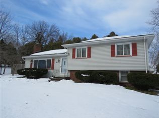 82 Viewcrest Dr, Rochester, NY 14609