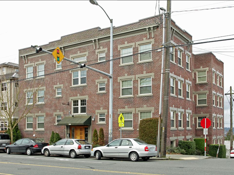 1st image of 5019 Phinney Ave N APT 101