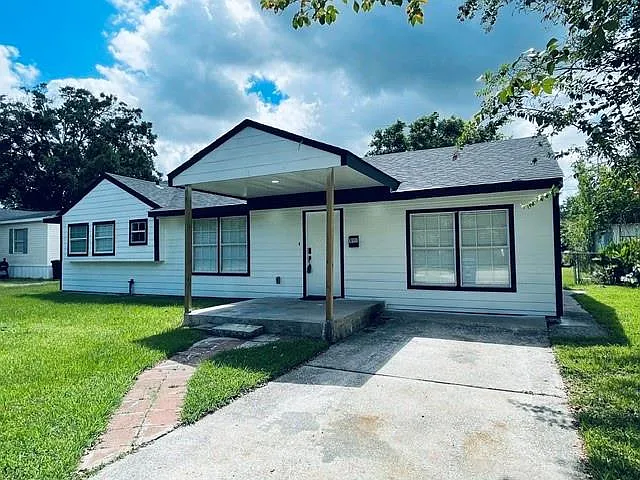 3 bed, 2.0 bath, 1300 sqft, $1,800 — Photo 3