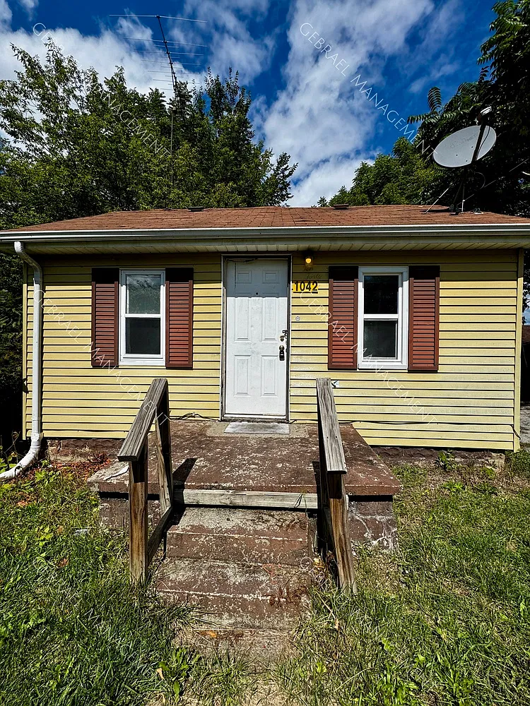1042 W McLean — Photo 1