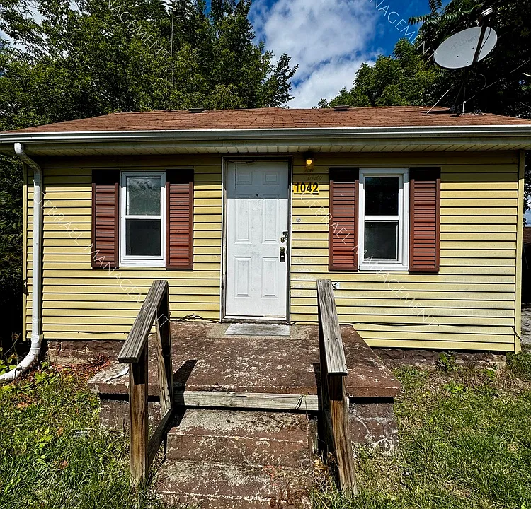 1042 W McLean Ave