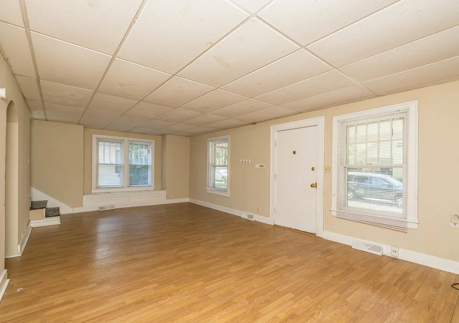 409 E 16th - 4Bed/2Bath - Huge Garage Space Included! — Photo 4