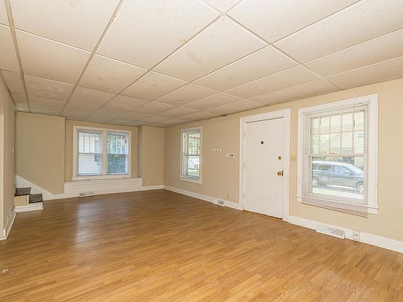 4th image of 409 E 16th St