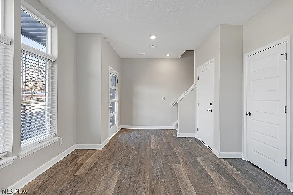 2 bed, 2.5 bath, 1717 sqft, $2,700 — Photo 3