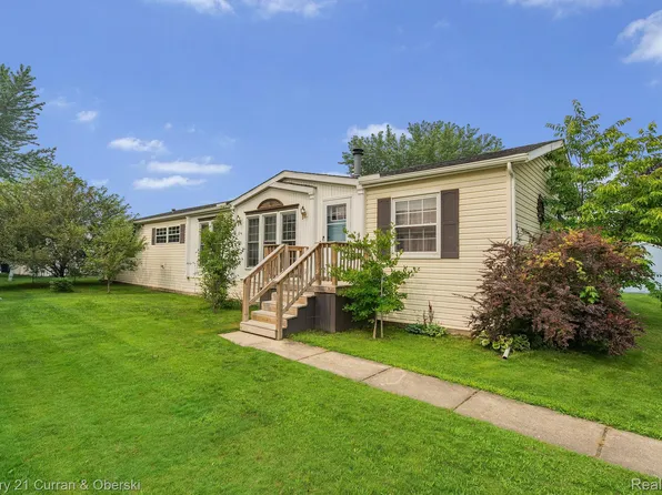 39253 Island Dr, New Boston, MI 48164