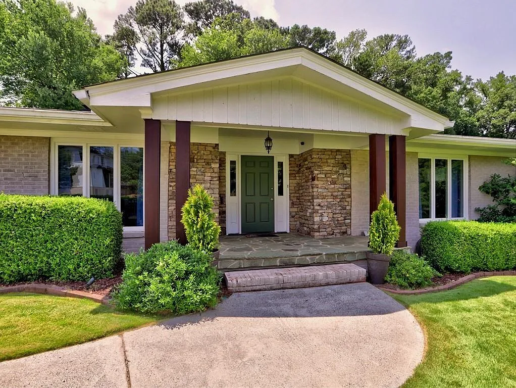 3 bed, 2.0 bath, 2325 sqft, $4,500 — Photo 2