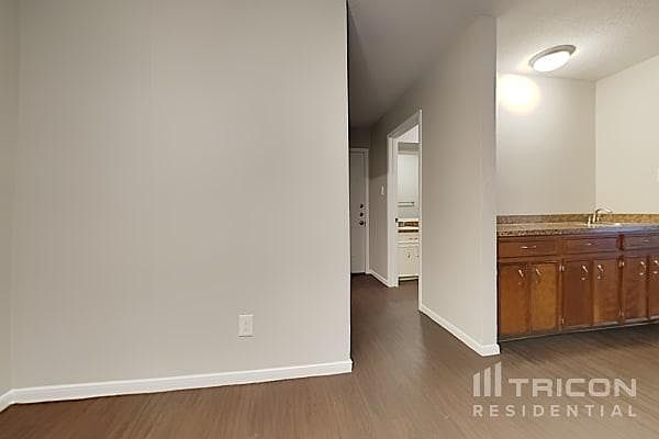 1st image of 2918 Crest Park Dr