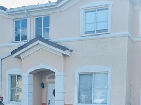 7373 NW 174th Ter, Hialeah, FL