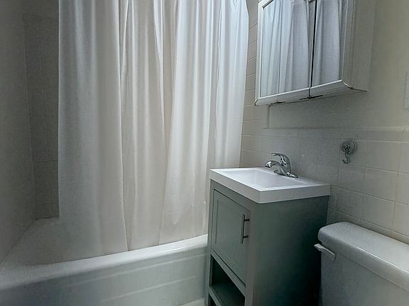 4th image of 529 Beacon St APT 10