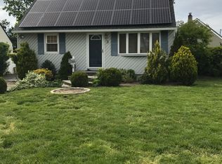 5 Garfield St, Bay Shore, NY 11706