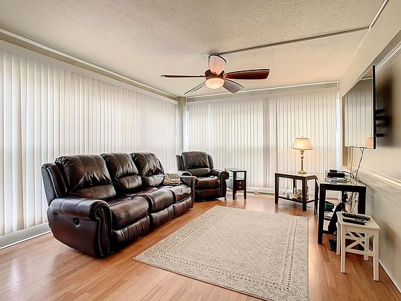 5th image of 4780 Cove Cir APT 101