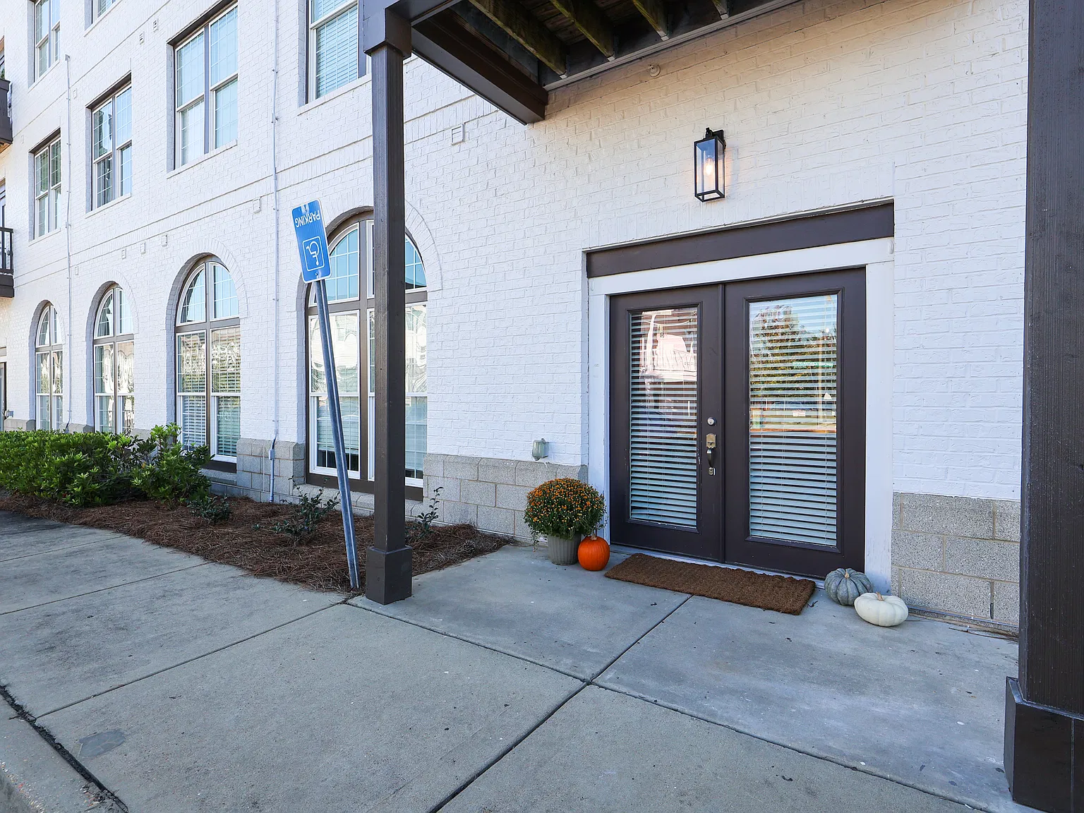 3 bed, 1200 sqft, $3,150 — Photo 3