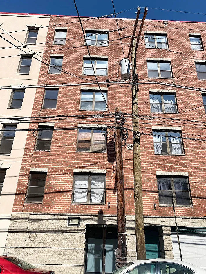 2 bed, 950 sqft, $3,895 — Photo 1
