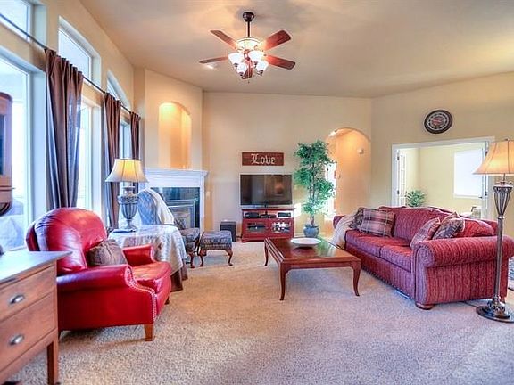 5th image of 913 S Shelley Lake Ln