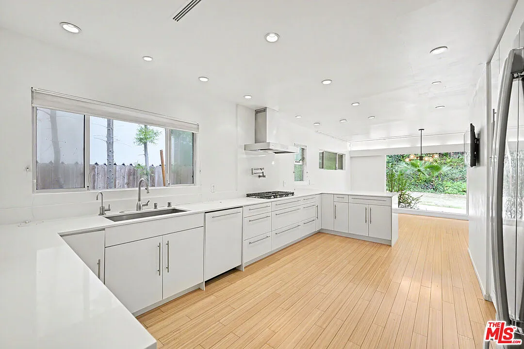 3 bed, 3.0 bath, 2200 sqft, $9,995 — Photo 2