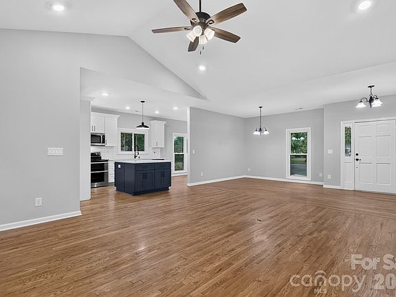 4th image of 1029 Fairway Ridge Rd NW