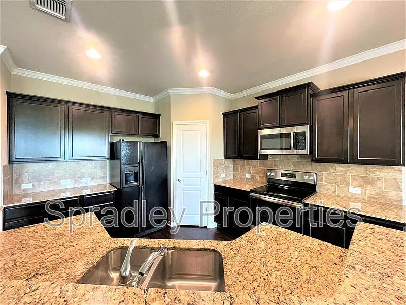 Building Photo - 820 Glenstone Dr