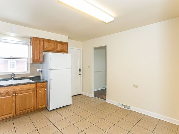 4th image of 300 N Park Dr