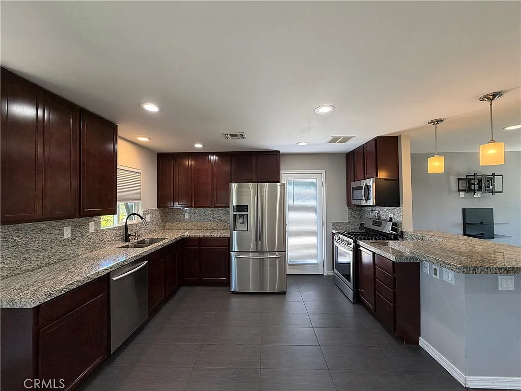 3 bed, 1372 sqft, $2,400 — Photo 4