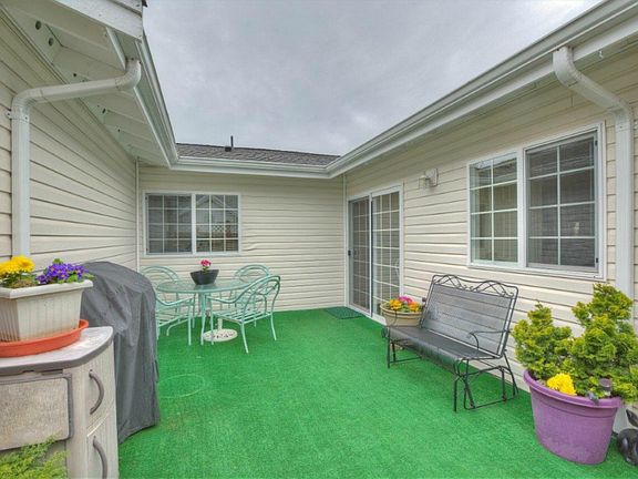 Private enclosed sun porch
