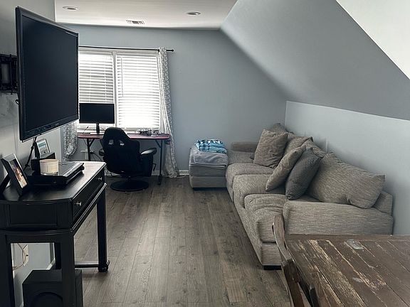 3rd image of 420 10th St #2