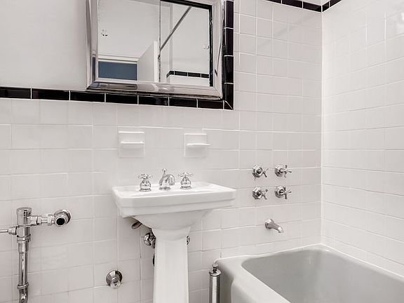 4th image of 326 E 83rd St #5L