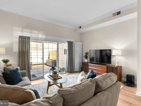 8364 Penshurst Dr #562, Springfield, VA 22152