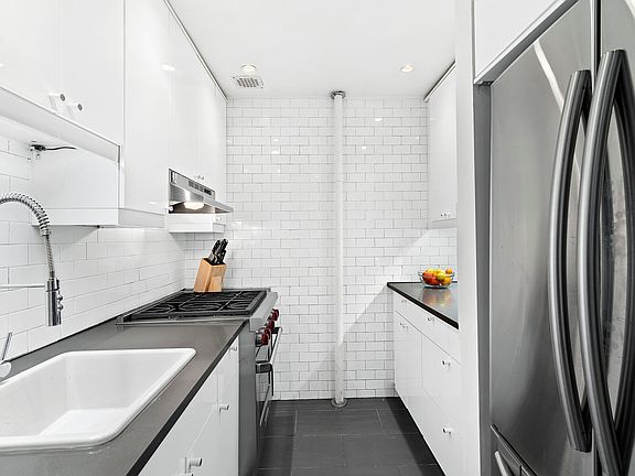 3rd image of 79 Barrow St APT 4C