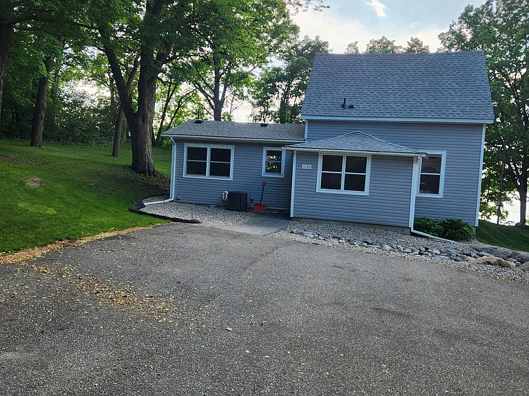 1150 S Lakeshore Dr — Photo 1
