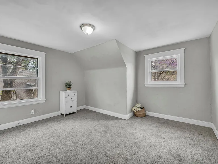 2110 S Sterling Ave — Photo 18