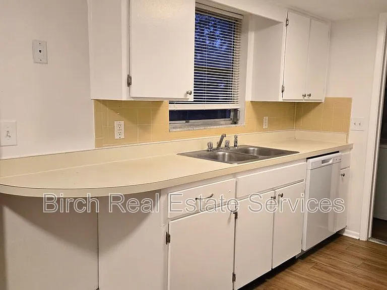 4813 Elmwood St — Photo 5