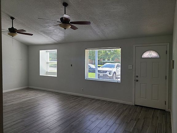 5th image of 561 Livingston Dr