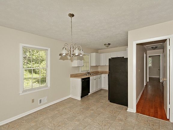 3rd image of 146 Long Dr SW