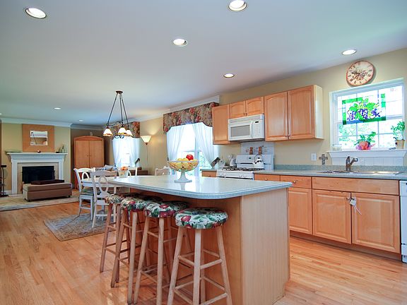 5th image of 24 Candlewood Ct