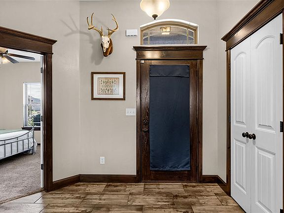 5th image of 321 NE Mountain Meadow Dr