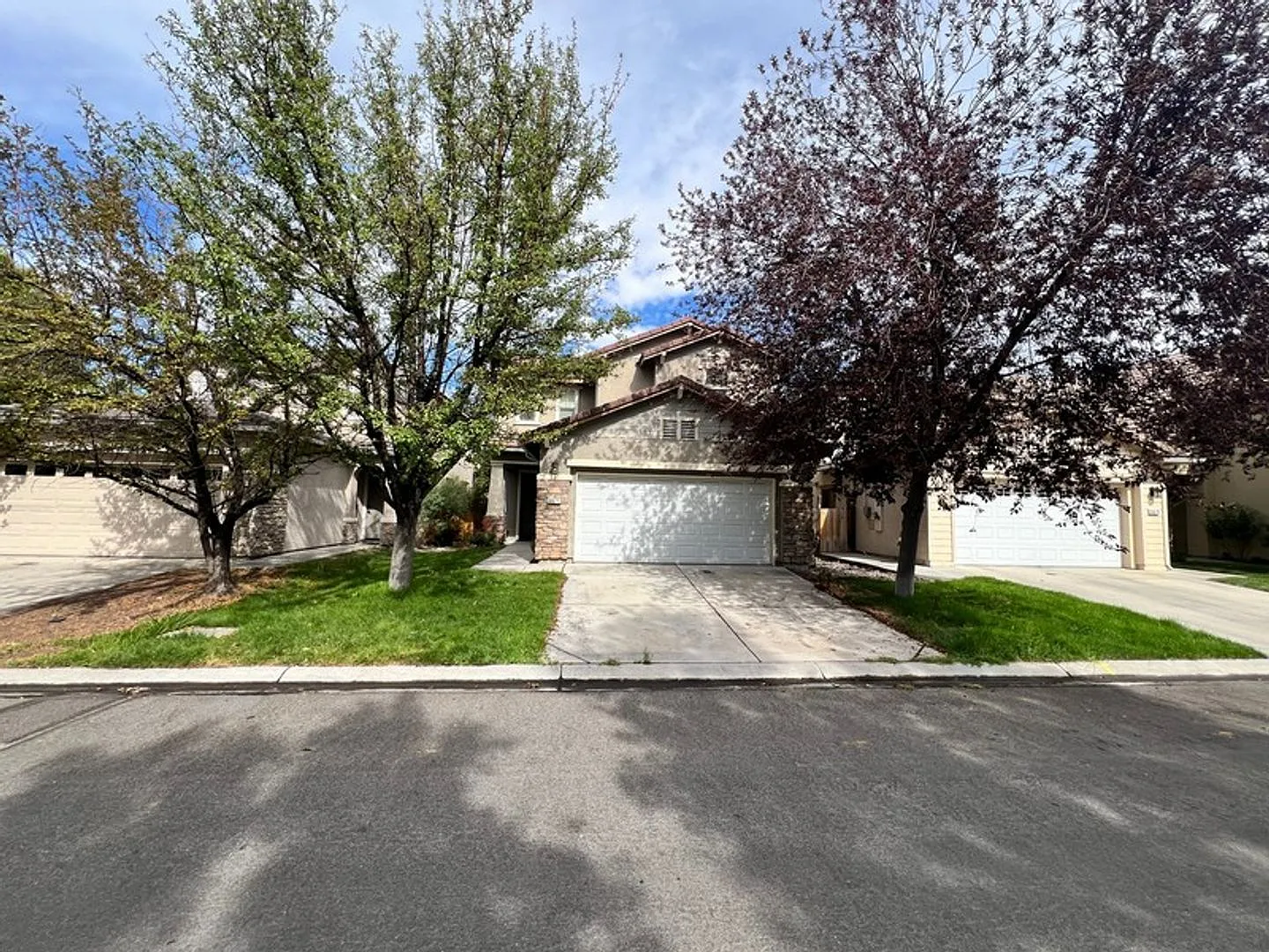 Three bedroom in gate community - East Sparks — Photo 2