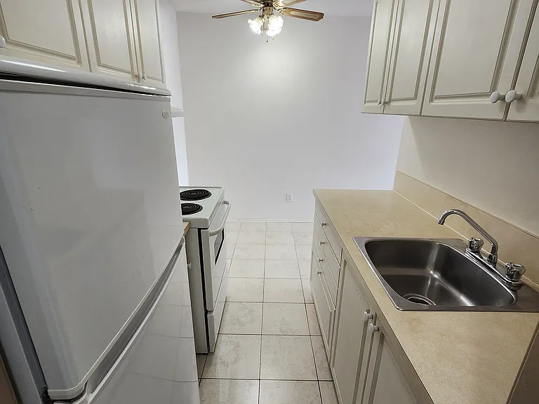 7627 4a St SW — Photo 3