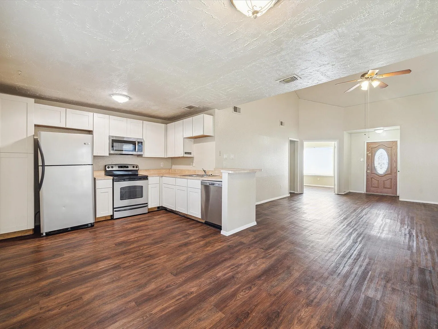 3 bed, 1.0 bath, 1380 sqft, $1,795 — Photo 3