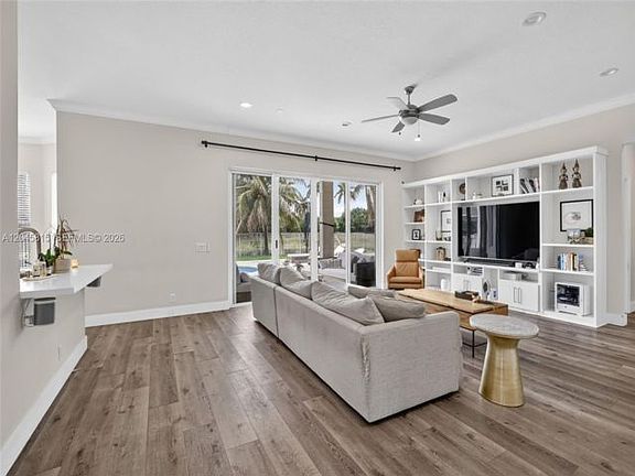 4th image of 981 Waterside Cir