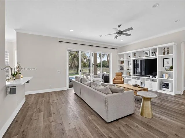 981 Waterside Cir — Photo 4
