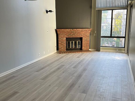 4th image of 12711 Moorpark St #206