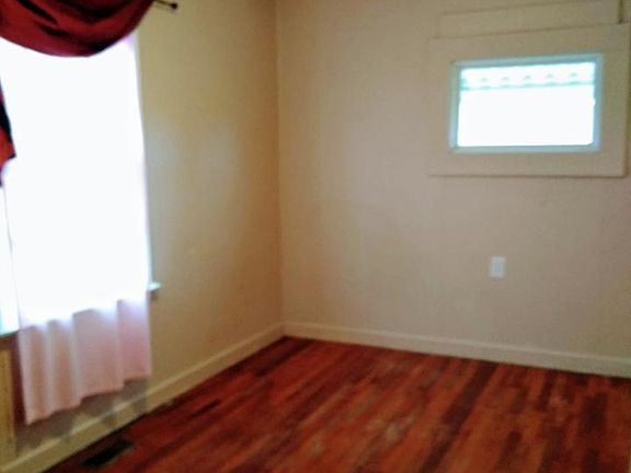 4th image of 923 Dejarnette St