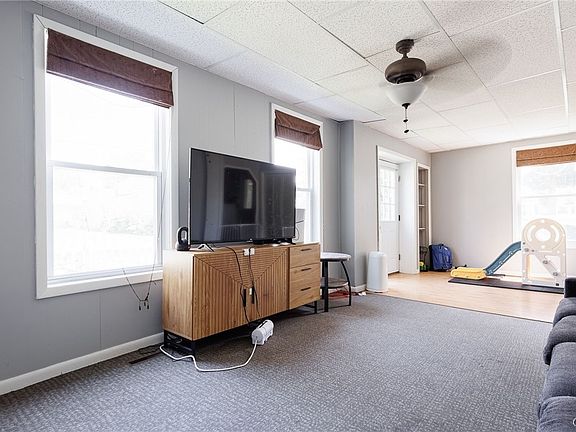 4th image of 215 W Main St
