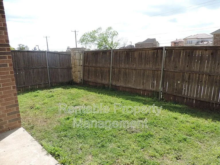 1835 Leann Ln — Photo 13