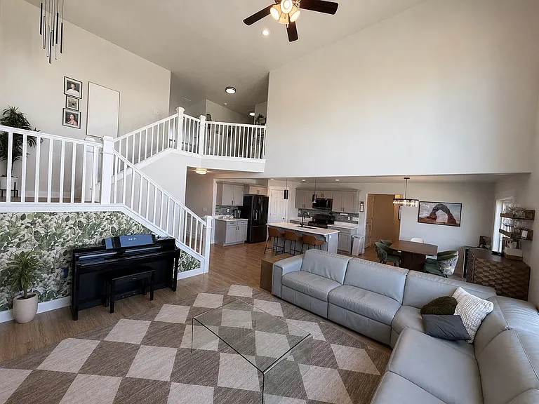 954 W Rutledge Rd — Photo 2